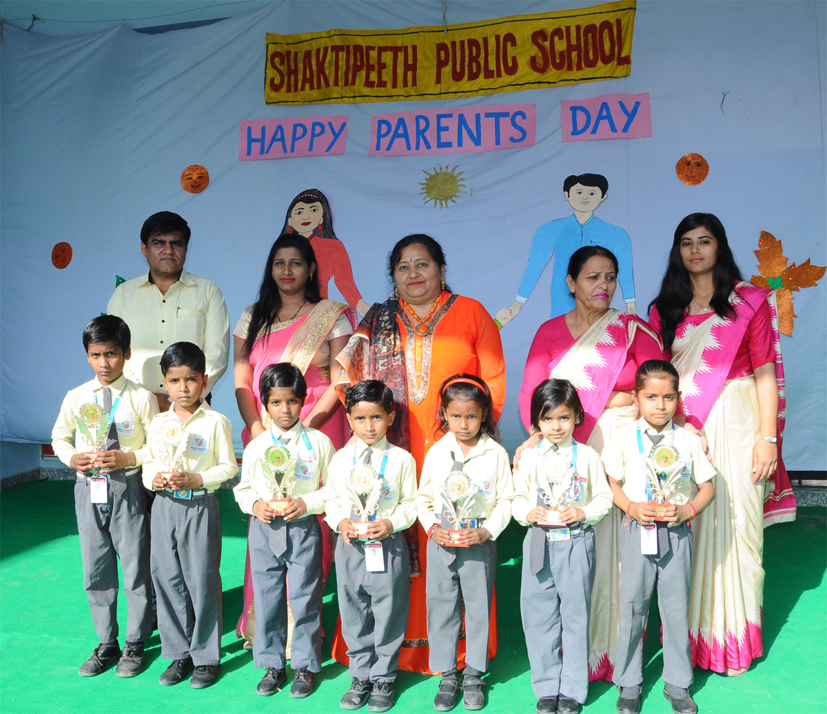 शक्तिपीठ पब्लिक स्कूल ने माता पिता दिवस मनाया
