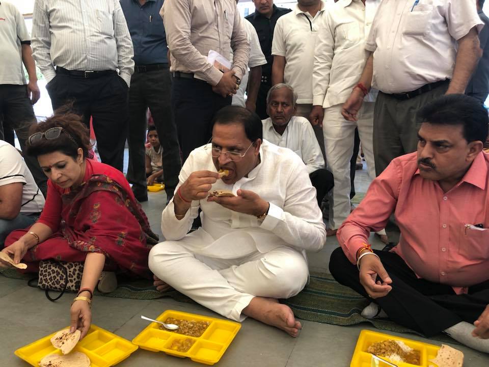 उद्योग मंत्री विपुल गोयल ने 10 रूपये में टोकन खरीदकर ज़मीन पर बैठकर लोगों के साथ किया भोजन