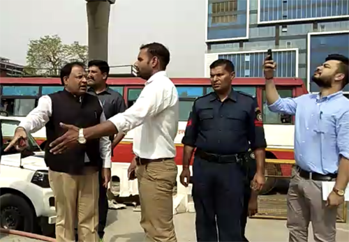 उद्योग मंत्री विपुल गोयल ने बदरपुर टोल फ्री वाहन निकालकर खुलवाया जाम