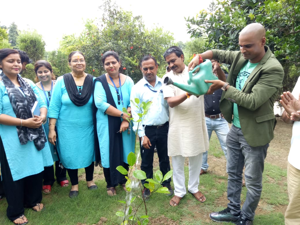 तेनालीराम सीरियल के मनी ने डी.सी. मॉडल सीनियर सेकेंडरी स्कूल मे पेड़ पौधे लगाकर पर्यावरण बचाने का सन्देश दिया
