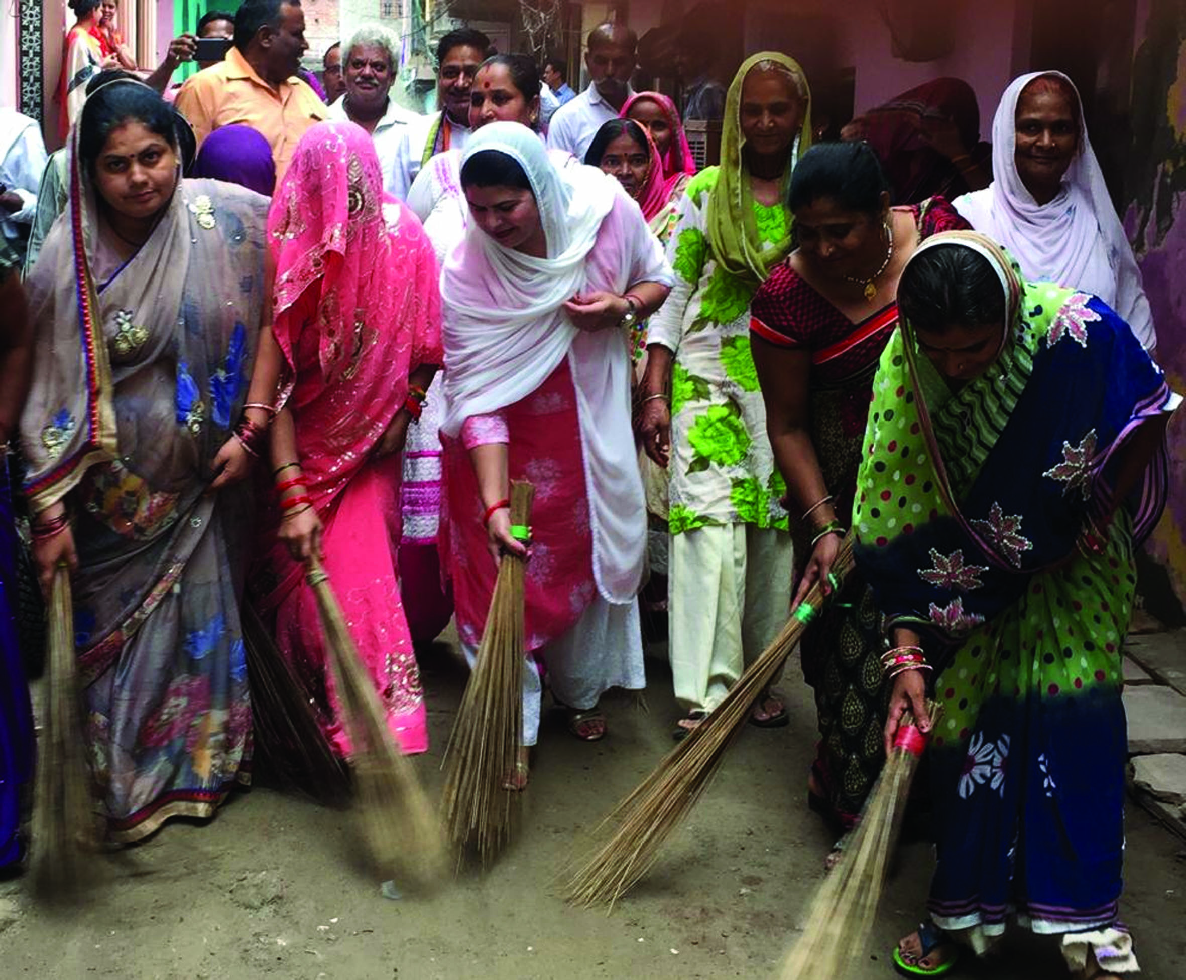 पार्षद गीता रैक्सवाल के साथ वार्ड की महिलाओं ने स्वच्छता अभियान में निभाई महत्वपूर्ण भूमिका