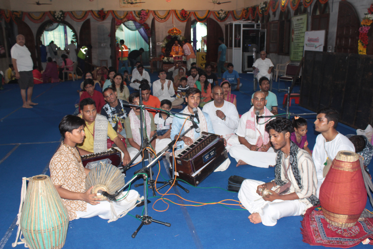 हरे कृष्ण हरे कृष्ण..हरे राम हरे राम.. से गुंजेमान हुआ इस्कॉन मंदिर