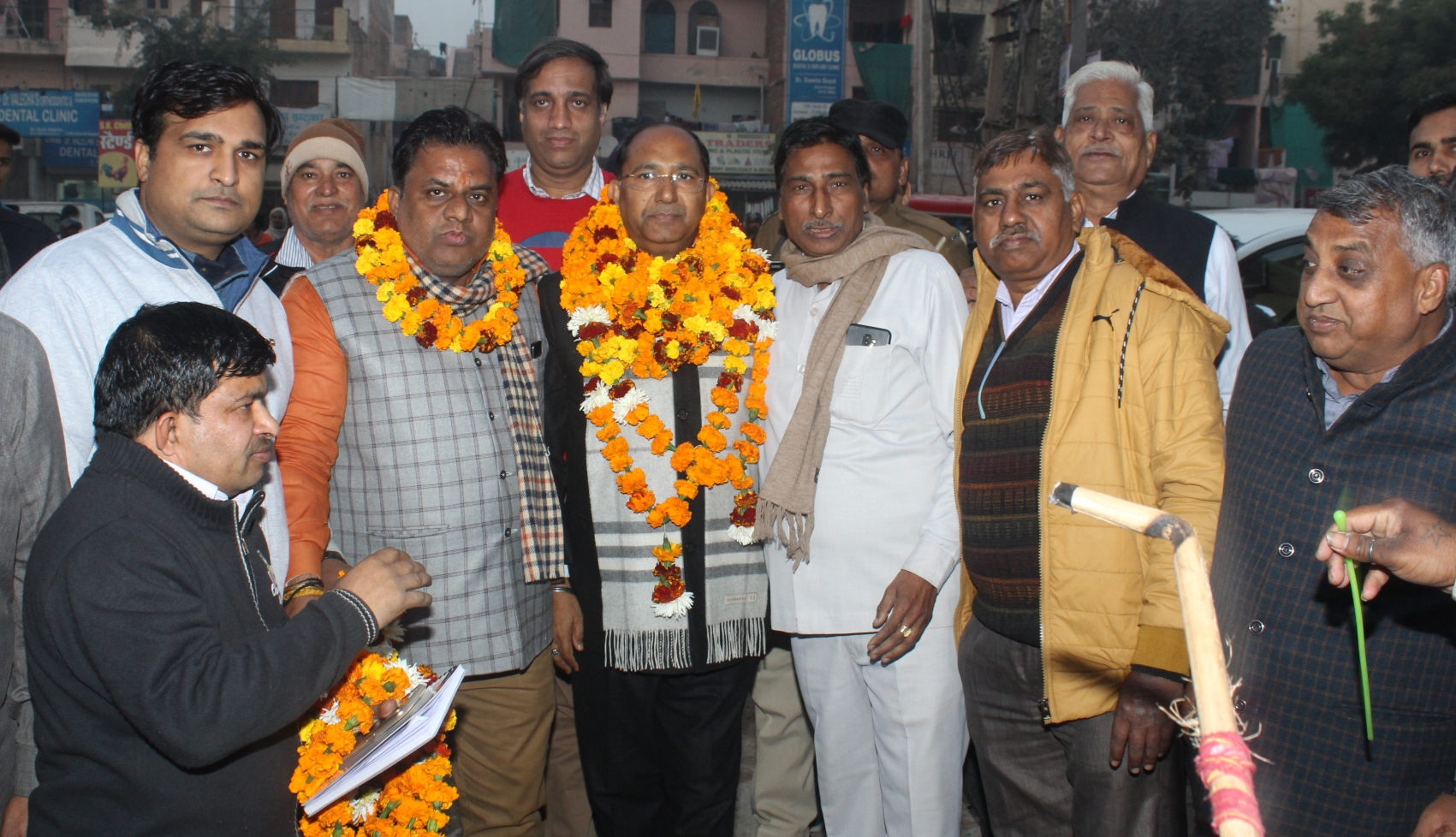 विधायक नरेंद्र गुप्ता का पार्षद विनोद भाटी के नेतृत्व में क्षेत्रवासियों ने फूलमाला पहनाकर जोरदार स्वागत किया