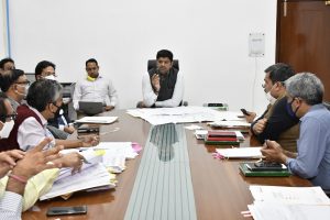 गांवों में शहरों की तर्ज पर कॉलोनियां विकसित करने के लिए डिप्टी सीएम दुष्यंत चौटाला की अधिकारियों के साथ बैठक