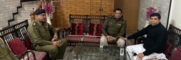 वरिष्ठ कांग्रेसी नेता जगन डागर के निवास पर उनके साथ बैठे पुलिसकर्मी