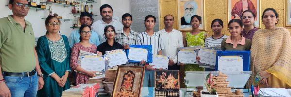 डीएवी शताब्दी महाविद्यालय में एंटी रैगिंग प्रतियोगिता विजेताओं को किया गया सम्मानित